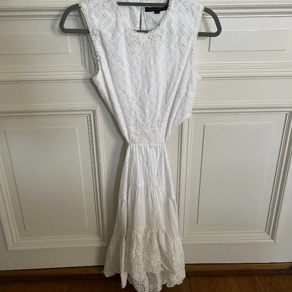 Så fin vit sommar klänning från French Connection. Perfekt till studenten eller midsommar. Storlek S. Aldrig använd. . Klänningar.