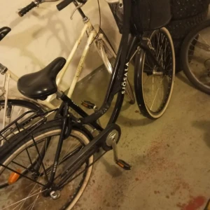 Sjösala damcykel 26" - Gott skick utom en frambroms som gnisslar, fungerar utmärkt dock och kan nog åtgärdas med lite olja. 