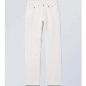 Säljer även dessa snygga vita jeans ifrån Weekday. Den är i ett mycket bra skick och skulle säga att den är lite mer cremefärgad än vit. Säljer pga att dom blivit för små för mig. W25 L32, raka i modellen och medelhög midja🫶🏻
