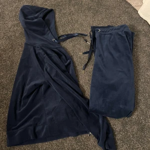 Mjukis sett - Det mysigaste velour settet från ginatricot, använd fåtal gånger som nya🥰 storlek M i byxorna och Xs i zip tröjan. Säljer båda tillsammans, om man bara vill ha ena kan man höra av sig. 