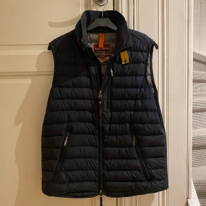 Parajumper Väst  - Hej!  Säljer en Parajumper väst i stl Xs då den har blivit för liten för mig. Västen är marinblå och är i använt skick. Skick 7/10