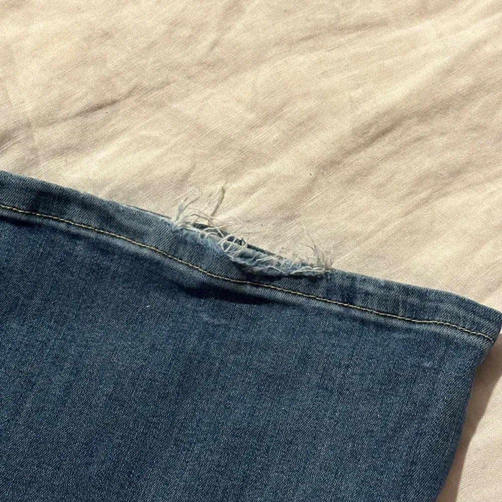 Low Waist Bootcut Pocket Jeans köpta här på Plick! I använt men ändå fint skick och lite slitna längst ner som visas på tredje bilden🩷  innerbenslängd 78 cm  . Jeans & Byxor.