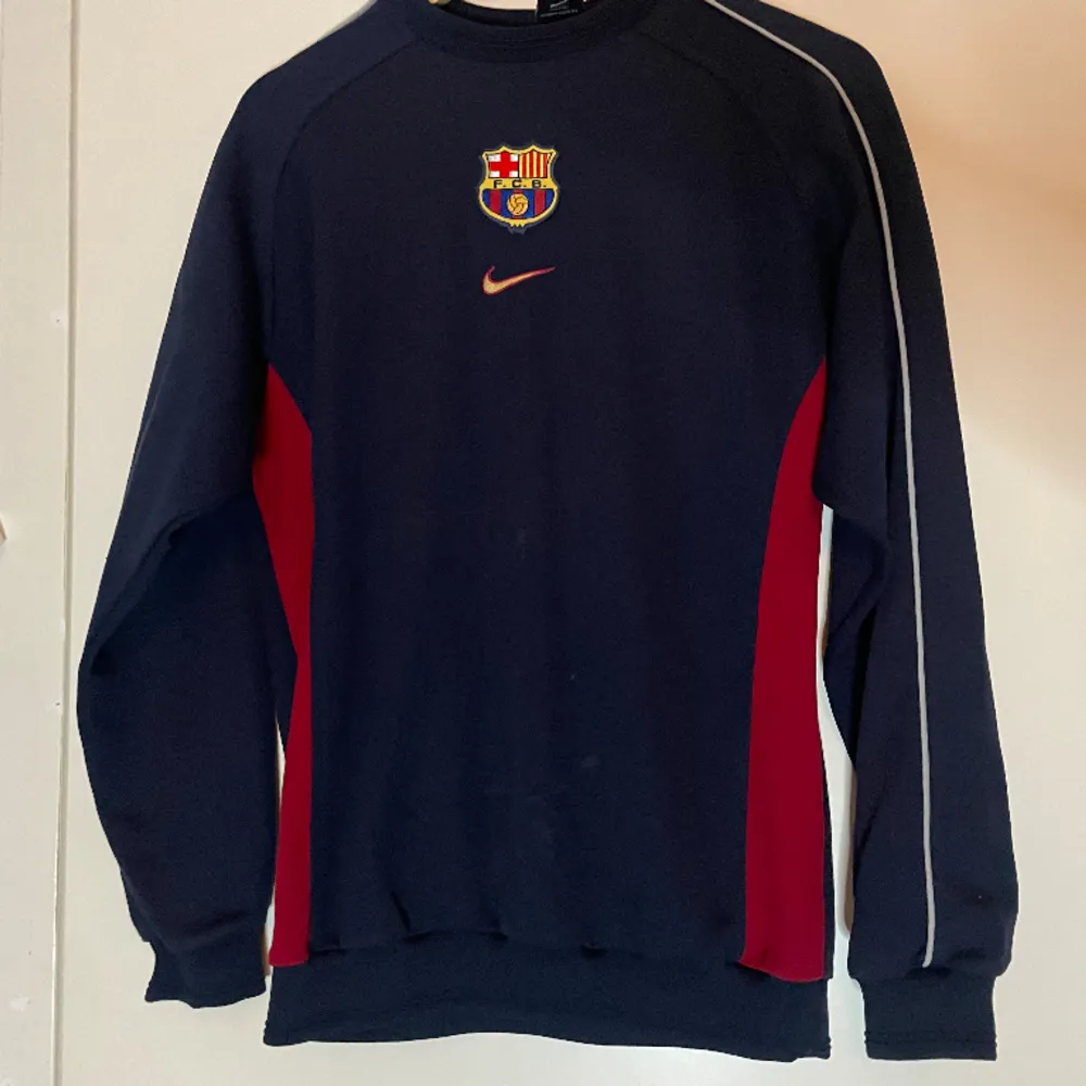 Säljer denna sjukt snygga vintage Fc Barcelona tröjan som är i jätte bra skick. Liknande sälj för ca 1500kr på nätet. Priset kan diskuteras  (Passar som Storlek S). Hoodies.