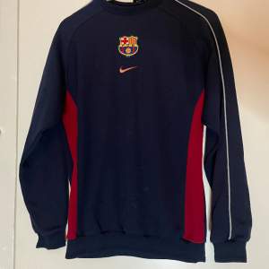 Säljer denna sjukt snygga vintage Fc Barcelona tröjan som är i jätte bra skick. Liknande sälj för ca 1500kr på nätet. Priset kan diskuteras  (Passar som Storlek S)