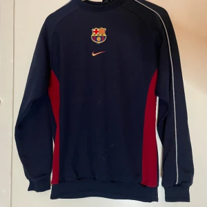 Barcelona sweatshirt  - Säljer denna sjukt snygga vintage Fc Barcelona tröjan som är i jätte bra skick. Liknande sälj för ca 1500kr på nätet. Priset kan diskuteras  (Passar som Storlek S)