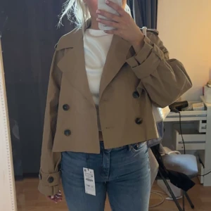 Trenchcoat  - Säljer min fina croppade trench från Gina Tricot. Använd 2 gånger, superfint skick! 