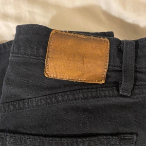 Levis ribcage - Modellen ribcage storlek 27/29. Väl använda och lite urtvättade samt att lappen är lite missfärgad. Säljer därmed till lågt pris! 1% stretch