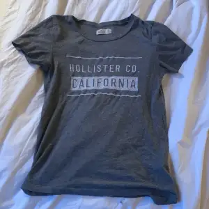Säljer min hollister t-shirt pga att den inte kommer till användning. Den är i toppen skick❣️ Skriv vid frågor eller intresse ❣️
