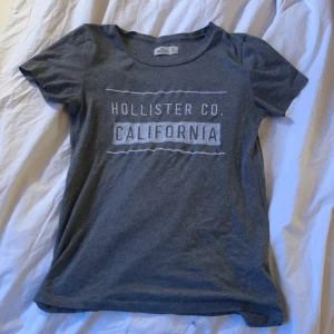 Hollister t-shirt! - Säljer min hollister t-shirt pga att den inte kommer till användning. Den är i toppen skick❣️ Skriv vid frågor eller intresse ❣️