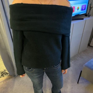 Off shoulder stickad  - Jättefin mörkgrön off shoulder tröja från hm, storlek xs men passar större💘Helt ny med prislappar kvar 