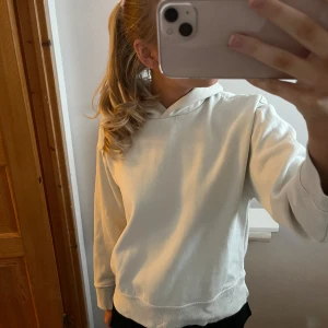 Zara hoodie  - Jätte fin beige, trendig hoodie från zara💞 använd endast 2-3 gånger och ingen defekt eller liknande! Mycket bra skick!!! Storlek s. Pris går att diskuteras vid snabb affär