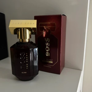 Hugo boss elixir parfym  - Säljer min helt nya Hugo boss elixir parfym som endast använts 2 gånger. Säljer pga av att den inte passar min doftstil. Beställde den på kicks hemsida. Köpte den för 1030kr säljer för 790kr. Priset kan diskuteras. 30ml. Håller HELA HELA dagen 