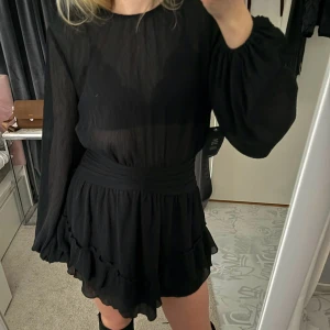 Fest klänning - Skriv privat vid fler frågor!😊  Jättefin klänning, slutsåld online, aldrig använd med lappen kvar men tyvärr för kort för mig! (176cm)
