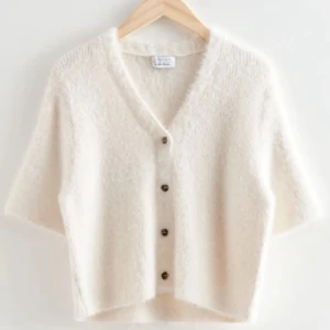 Kortärmad stickad kofta - Säljer denna så snygga och helt slutsålda koftan från Other stories åt en kompis❤️den har en liten fläck på ryggen som knappt syns annars är den i jättebra skick 