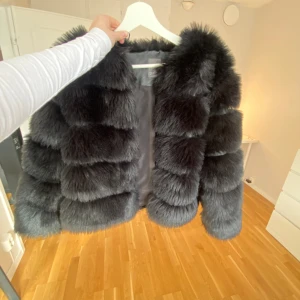 päls jacka  - Säljer min fina pälsjacka som jag köpte här på plick den är i storlek S. Säljer den då jag inte använder den så mycket längre ❤️