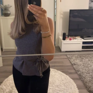 Zara topp - Säljer denna superfina topp från Zara i stl M💗knappt aldrig använd🩷säljer den då den inte kommer till användning💕