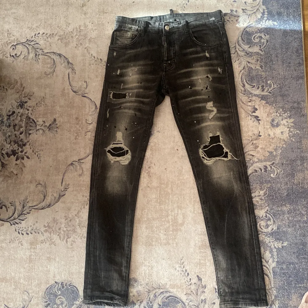 Tja, säljer ett par dsq2 jeans, kvitto saknas då jag har fått varan i present, använd ungefär 15 gånger.. Jeans & Byxor.