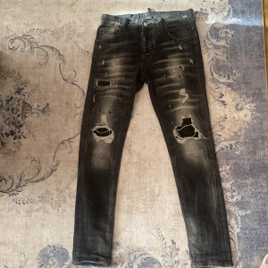 Dsq2 Jeans - Tja, säljer ett par dsq2 jeans, kvitto saknas då jag har fått varan i present, använd ungefär 15 gånger.