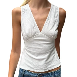 Brandy Melville topp - Vit brandy melville topp utan ärmar, snören till rosett på ryggen 💖 Aldrig använd, endast provad (med lappen kvar!!) Jättesöt men passade  tyvärr inte mig så bra 🥲 One size men sitter som en S