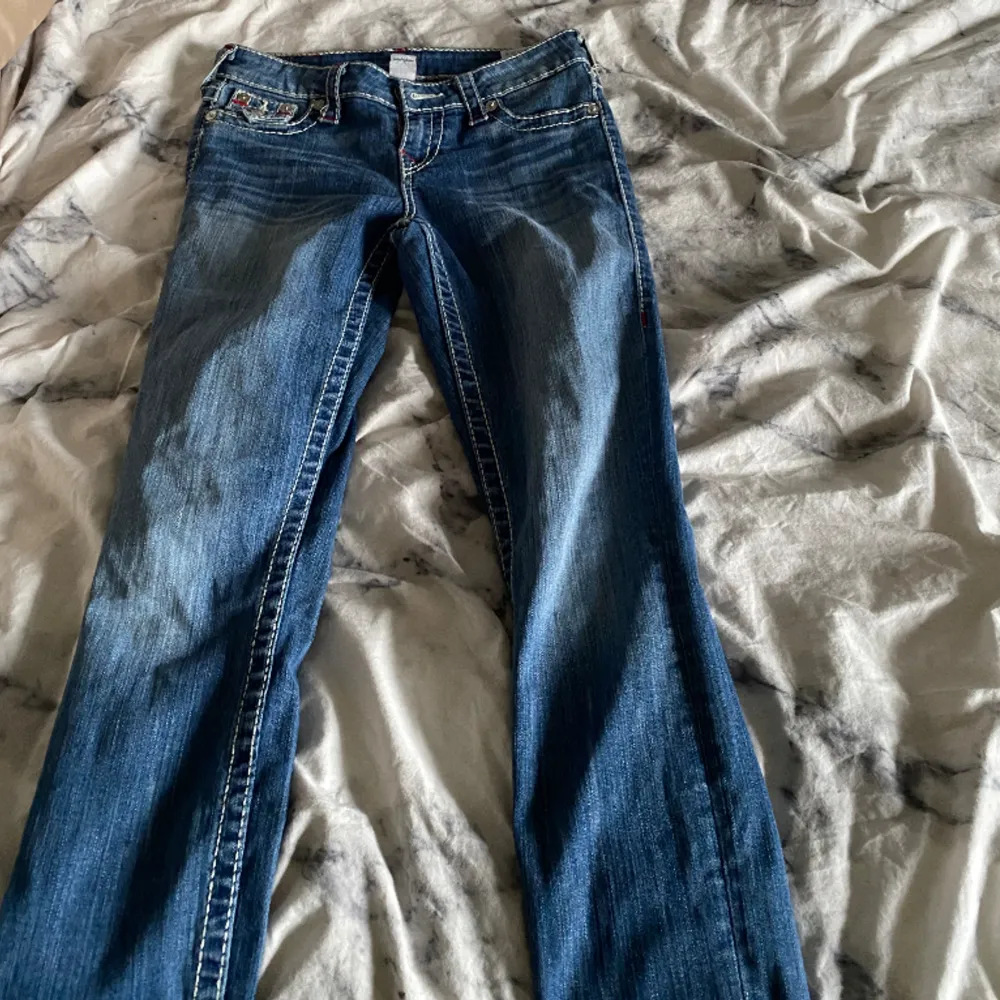 Fina True religion jeans i fint skick🤟🏻Tryck gärna köp nu🥳. Jeans & Byxor.