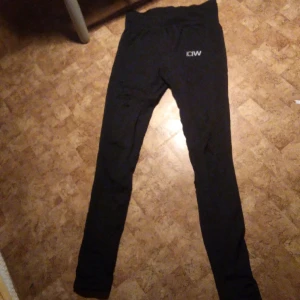 Träningstights - Välanvända träningstights jag fick av en kompis i storlek XS. Två hål som säkert kan bli bra om man syr igen!   Kom privat om du vill ha fler bilder!!