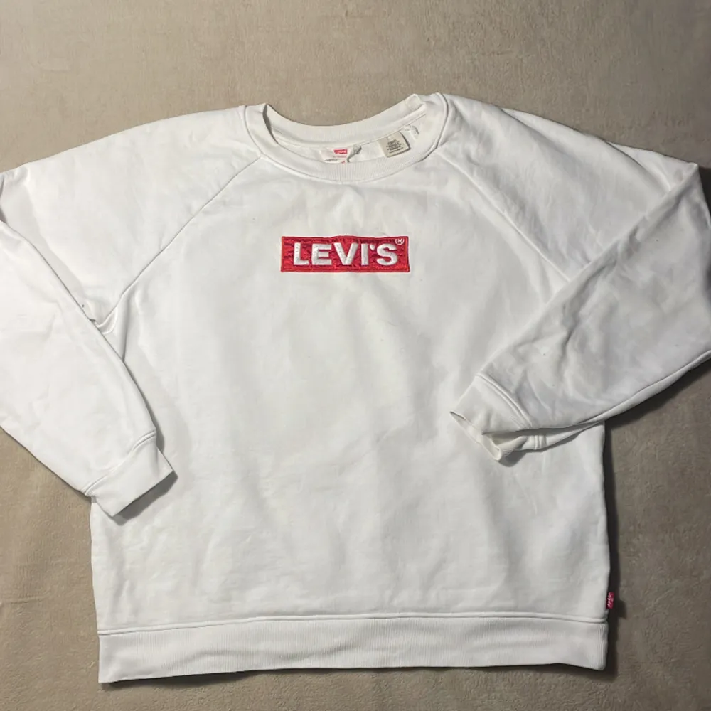 Levis sweatshirt i storlek xxs men skulle säga att tröjan är som en s eller xs. Liten fläck ovanför loggan men ingenting som märks. Säljs då den ej används har rensat garderoben.  Skriv för fler bilder!💞 Köparen står för frakt. Tröjor & Koftor.