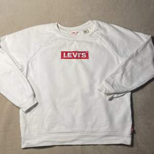 Levis sweatshirt i storlek xxs men skulle säga att tröjan är som en s eller xs. Liten fläck ovanför loggan men ingenting som märks. Säljs då den ej används har rensat garderoben.  Skriv för fler bilder!💞 Köparen står för frakt
