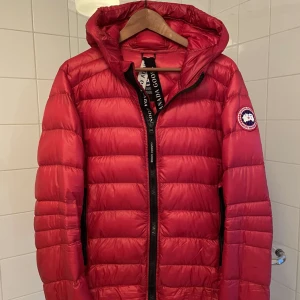 Canada goose jacka - Tja, säljer nu min riktigt feta goose jacka!  Modell: Crofton hoody! Storlek Medium, fits Large, nypris 7000kr mitt pris 2999kr. Modellen på bilden är 175 och väger 68 Man kan omvandla den till en väska. 