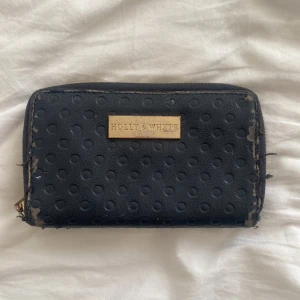 Holly&Whyte plånbok - Jag vill sälja denna jättefina marinblåa plånboken. Kontakta om ni vill ha närbilder. Pris går att diskutera!