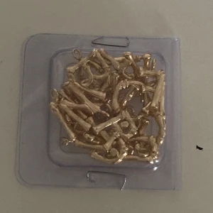 Bokstavs berlocker  - Bokstäver till smycken i båda guld och silver. Har alla förutom K i båda färgerna, N i silver, S i guld och G i guld. 30 kr för en bokstav och 50 kr för två bokstäver. Kontakta mig privat vid fler frågor eller vid intresse 💗