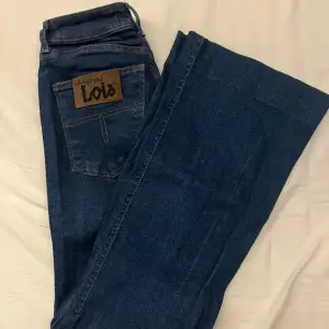 Högmidjade vida mörkblå jeans från lois, aldrig använda, w27 motsvarar ungefär storlek 36