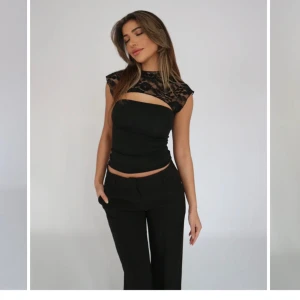 Festtopp Venderby’s ”Lara lace top” - Säljer en festtopp från det danska märket Venderby’s (slutsåld på hemsidan). Säljer p.g.a. inte riktigt min stil, därav endast testad. Kostar nypris 329 danska kronor vilket ungefär är 500 svenska kronor. Skicka för fler bilder💝