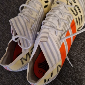 Fotboll inneskor - Fotboll inneskor använda bara några gånger.  