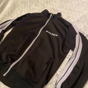 Palm angels tröja - Tröjan är storlek M, har använts ett tag men inget trasigt på den, säljer den pågrund av att den inte används!!!