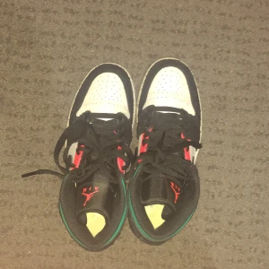 Nike air Jordan mid - Säljer mina air jorden 1 mid för de är för små de har inte blivit så mycket använda. De har inga skador förutom de är lite cressade . Pris kan diskuteras