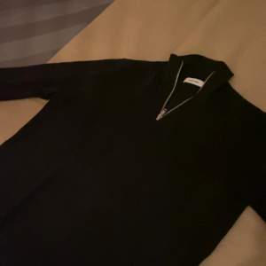 Half zip tröja ifrån Jack and Jones Nypris 499kr Storlek S Färg mörkblå Inga defekter osv.