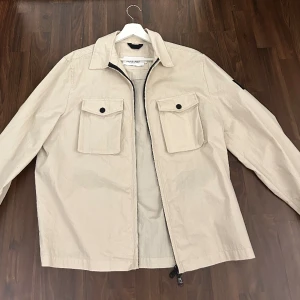 Calvin Klein vårjacka - Tjena, säljer en riktigt skön och snygg vårjacka från Calvin klein i storlek m, knappt använd bara några gånger, pris 300kr