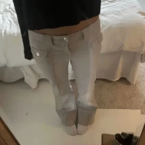 Hm Cargo Jeans - Hm’s cargo jeans i beige. Pris kan diskuteras💗