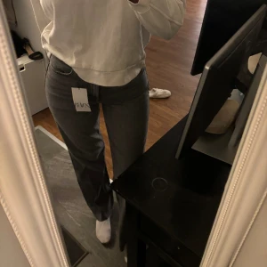Zara jeans med prislapp  - Säljer mina gråa zara jeans som har prislappen kvar! Storlek 38💗 nypris 399kr mitt pris 250kr🤩 finns att hämtas i Göteborg eller skickas mot frakt 
