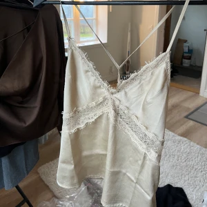 spetslinne - spetslinne med silkesmaterial från na-kd 