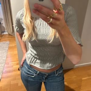 Grön topp - Ljusgrön topp från Gina i storlek S🌸