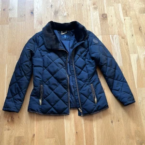 Svart Stockh Lm jacka - Denna svarta jacka med en andel guldig design är en jacka att bevaka! Denna jacka är köpt för 3500 och har en väldigt lugn design som är den mest populära, efterstraktade style i nuläget!