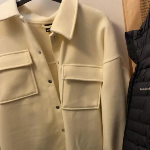 Gina kappa  - Jätte fin Beige kappa från Gina, bra sick🥰