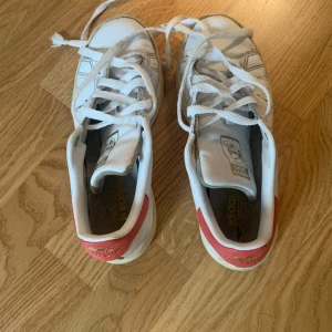 Adidas stan Smith  - Säljer dessa skorna som blivit för små för mig.