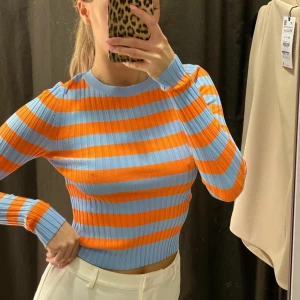 Zara topp - Randig Zara topp i nyskick, helt oanvänd. Lånade bilder 💙🧡