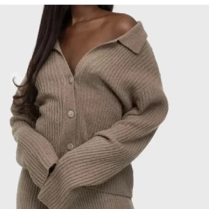 Brun kofta  -  Jättebra skick använd tre gånger. Mer bilder eller mer information skriv privat❤️