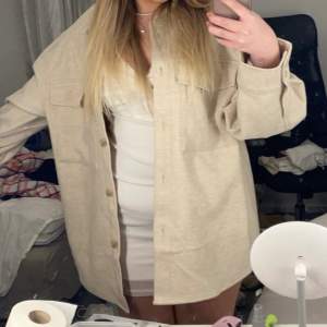 Beige kappa i oversize modell, använd fåtal gånger. Pris går att diskuteras!!