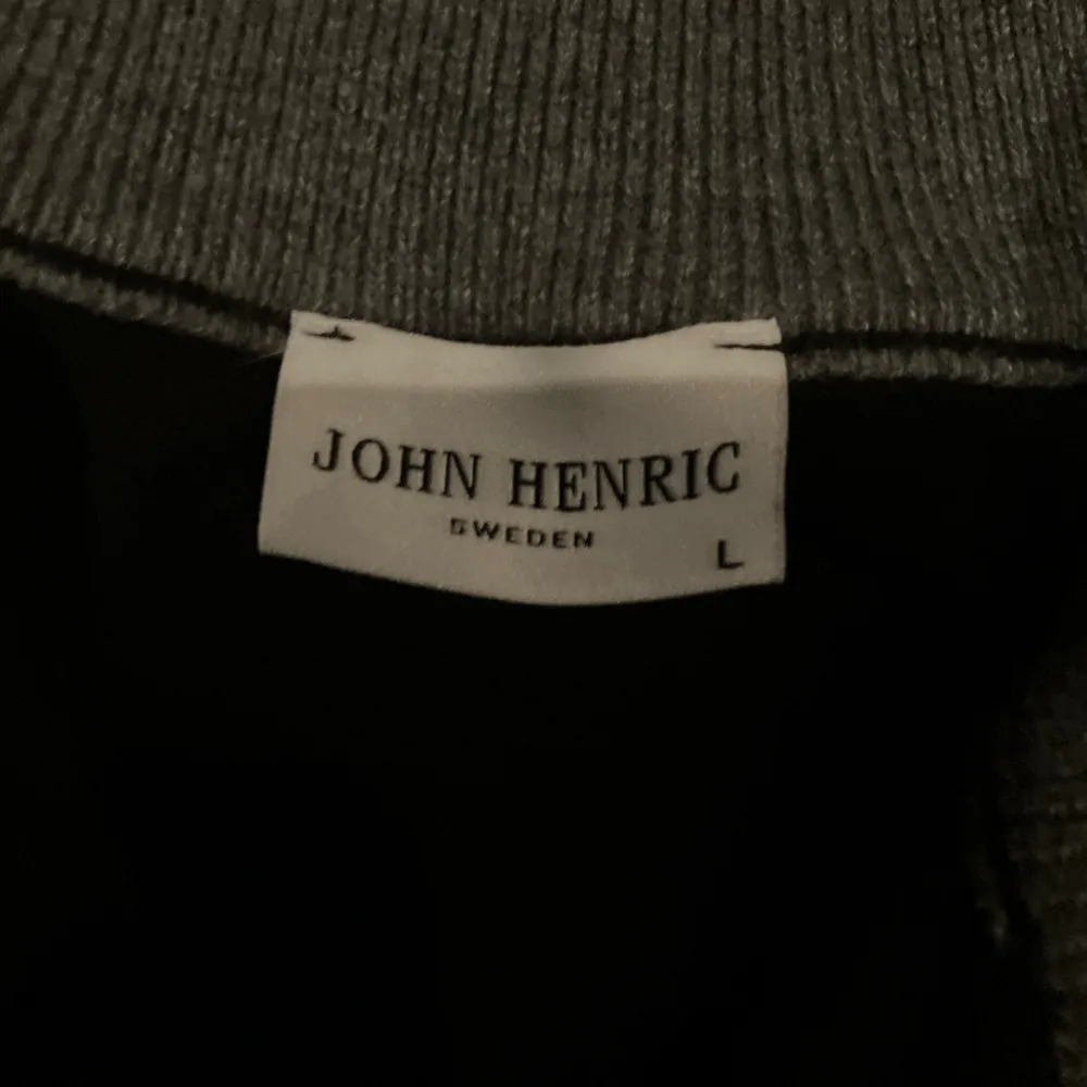 Säljer min schyssta tröja från John Henric | Har endast använt vid fåtal tillfällen och är därav i toppskick | Storlek L, passar mig som bär M men även större | Köpt på NK i Göteborg | Fysiskt kvitto finns✅ | Skriv gärna vid intresse!. Tröjor & Koftor.