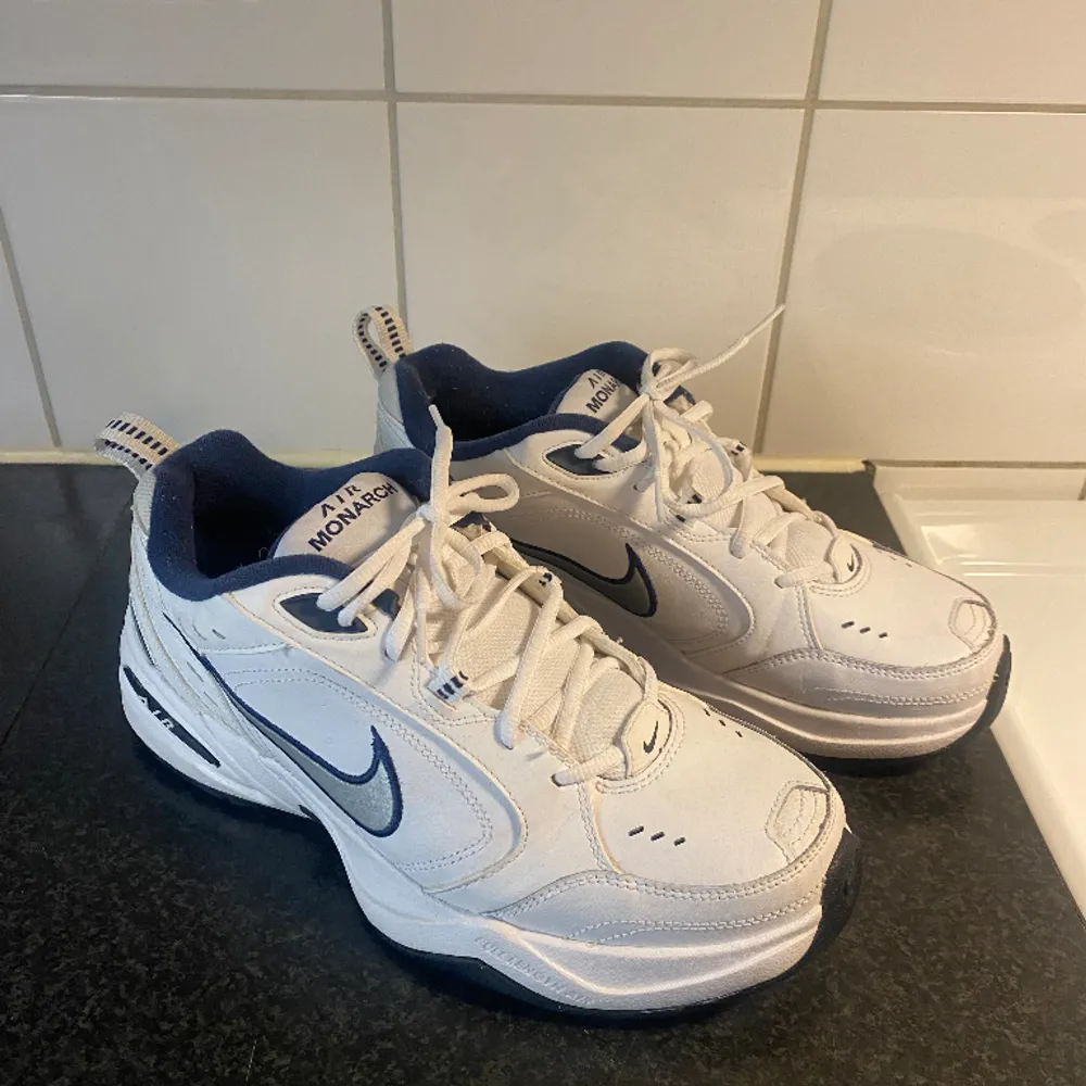 Hej, Säljer mina Air Monarch IV, inköpte för 900kr. Endast använda ett fåtal gånger. Är storlek 44,5, men passar mig som har 45.  Har ni någon fråga är det bara att skicka!. Skor.