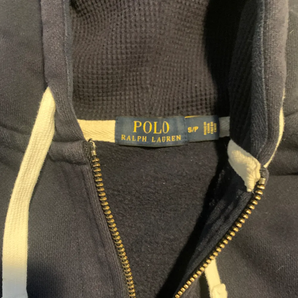 Riktigt snygg och stilren raffe zip-hoodie köpt för ca 1 år sedan. Skicket är relativt bra har använts en hel del, Inga hål.. Hoodies.